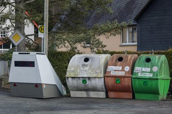 Kuhschnappel: So oft hat der Superblitzer schon geblitzt - Der Superblitzer des Landkreises steht seit Montag in einer Reihe mit den Glacontainern an der Ernst-Schneller-Straße.