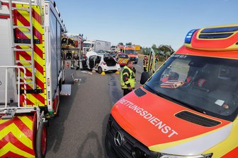 Kuhschnappel: Unfall mit fünf Verletzten und Flucht ins Maisfeld - Ein Großaufgebot von Polizei, Feuerwehr und Rettungsdienst war im Einsatz.