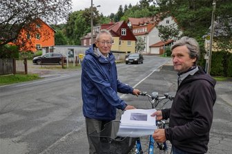 Kuhschnappel: Zu wenige Unfälle für Tempo 30? - Friedrich Meinert (links) und Karl-Heinz Rabe kämpfen seit langem für Tempo 30 in Teilen Kuhschnappels. Als Rentner hätten sie im Gegensatz zu anderen die Zeit dafür, sagen sie. Vom bisherigen Misserfolg haben sie sich nicht entmutigen lassen, die Gemeinde St. Egidien wissen sie auf ihrer Seite.