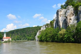 Kulinariktipp: Eine süße Schlemmerreise entlang der Donau - Die Donau mit Kloster Weltenburg.