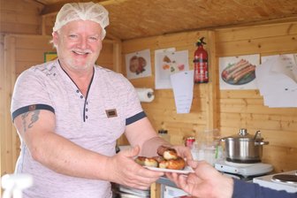 Kulinarische Kreationen fürs Fußballfest: Was sich Fleischer und Bäcker aus der Region Zwickau für die Fußball-EM einfallen lassen - Frank Menzel in der Grirrbacher-Grillhütte in Reinsdorf. Dort gibt‘s zur Fußball-EM auch eine EM-Roster. Die Idee dazu hatte Produktionschef Friedrich Söllner. Der Fußballfan tippt, dass es Deutschland bis ins Finale schafft.