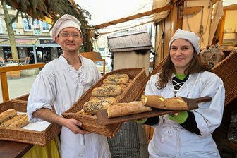 Kulinarischer Streifzug über den Chemnitzer Weihnachtsmarkt: Vom Handbrot bis zu Pommes aus Klößen - Kirill Brill und Daryna Gorokhova verkaufen an ihrem Stand Brote auf die Hand - unter anderem mit Spinat und Käse gefüllt.