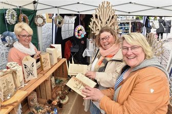 Kulinarisches und Kreatives im Ladenformat - Madeleine Werner, rechts, und Kathrin Karge erfreuten sich an den Papierkunst-Schnittarbeiten am Stand von Anettes Kreativwerkstatt Falkenau.