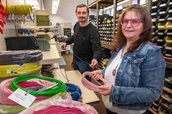 Kult-Bastlershop im Erzgebirge ist gerettet: Seiffener wollen Erfolgsgeschichte weiterschreiben - Elke Buschbeck ist die neue Inhaberin des Bastlershops in Pockau. Ihr Freund Yves Böhme unterstützt sie.