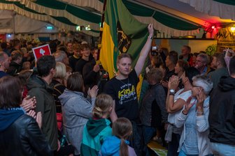 Kult-Kirwe, Mandolinen-Star, Kutschen-Korso: Tipps für das Wochenende im oberen Vogtland - Am Sonntag wird die seit August bestehende Kirwe-Wette der Erlbacher (Foto) gegen die Grünbacher aufgelöst: Los geht es 15 Uhr bei der 315. Erlbacher Kirwe im Kirwepark.