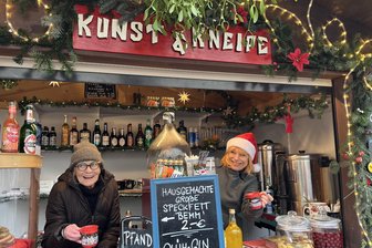 Kult-Kneipe im Erzgebirge – „Kunst & Kneipe“ in Schwarzenberg wird 35 - Mit einem Glühweinstand hat vor 35 Jahren die Geschichte von „Kunst & Kneipe“ in Schwarzenberg angefangen. Christine Beier (l.) und Lydia Schönberg schmeißen die Kult-Kneipe bis heute.