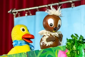 Kult-Kobold auf Tournee im Erzgebirge: Pittiplatsch erobert Marienberg - Schnatterinchen und Pittiplatsch auf der Bühne in Marienberg.