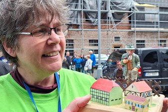 Kult-Lokal „Dreckschänke“ zieht Oederaner an die Grenze - Viola Uhlig vom Klein-Erzgebirge Oederan hatte auch Anton Günther im Reisegepäck als Miniatur.