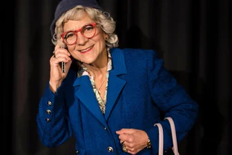 Kult-Oma erobert das Erzgebirge: Autor kommt mit Renate Bergmann nach Annaberg - Schauspielerin Anke Siefken schlüpft regelmäßig in die Rolle der Twitter-Oma Renate Bergmann. Bei der Lesung am Freitagabend wird sie aber nicht mit dabei sein.