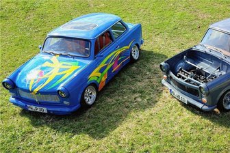 Kult-Rennpappe steht auf der Pole Position vor Tesla-Hype - Das Original lässt sich bei dem Trabant noch erkennen, auch wenn die beiden DDR-Auto von seinem Besitzer Thomas Rodewohl getunt wurden. Das Schrauben daran gehört zum Kult. 