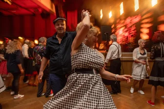 Kult zu Ostern im Vogtland: Die Firebirds in der Plauener Festhalle - Wenn die Firebirds auf der Bühne stehen, dann wird im Saal getanzt.