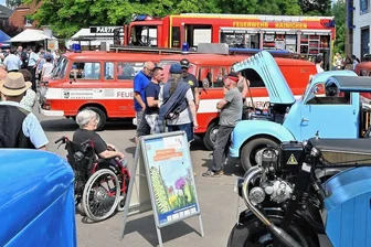 Kultauto trifft Kulturhauptstadt: Framo und Barkas haben in Hainichen viele Fans - Rund 80 Fahrzeuge waren am Samstag zum zweiten Barkas- und Framotreffen in Hainichen sehen. Mittendrin das neue Feuerwehrauto HLF 20 für die Feuerwehr Hainichen.