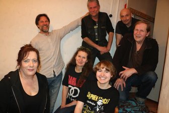 Kultband Pusteblume kommt nach Stelzen - Pusteblume heute. Hier spielen Opa, Tochter und Enkelin mit.