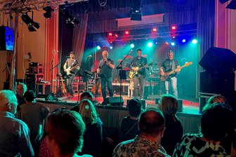 Kultband Saitensprung aus dem Erzgebirge gibt ihr letztes Konzert - Die Band Saitensprung hat am Samstag im proppevollen Saal des Kulturhauses Lauter ihr letztes Konzert gegeben.