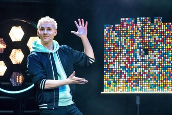 Kultband, Zaubershow und ein Haus mit mächtig viel Bass: Das ist am Wochenende im Erzgebirge los - Mellow vereint moderne Effekte und handgemachte Zauberkunst. Am Samstag gastiert der Zaubermeister in Stollberg.
