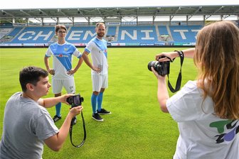 Kultdesign aus den 70ern und besondere Details: So sieht das neue Heimtrikot des Chemnitzer FC aus - Ulli Ludwig (links) und Katja Fischer (rechts) vom Medienteam des Chemnitzer FC haben am Freitag Fotos gemacht und Videos gedreht, um das neue Heimtrikot in Szene zu setzen. Als Models fungierten Amelie Bär vom Frauenteam und Tobias Müller, Kapitän der Regionalligamannschaft.