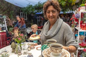 Kultgegenstände machen die Kirmes zu etwas Besonderem - Sammeltassen sind ihre Leidenschaft: Korina Ernst zeigte den Besuchern der Falkensteiner Kirmes eine große Auswahl.