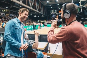 Kultig: Ex-Niners-Spieler Jorge Schmidt erzählt Witze - Ex-Niners-Spieler Jorge Schmidt (links) gemeinsam mit Kumpel und Filmemacher Thomas Höppner am Mittwochabend in der Messe. 