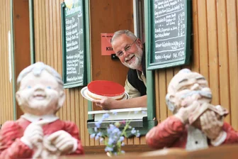 Kultige Ausflugslokale in Mittelsachsen: Neun Tipps für Familienausflüge im Mai - In Lichtenberg begrüßt Roland Held am Wochenende und auch am Männertag Gäste. Der singende Erzgebirgswirt des Talsperrencafés bäckt Kuchen und Torten selbst. Doch das ist nicht alles.