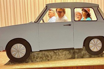 Kultiger Zweitakter der Dittersdorfer Maarguschen bringt Publikum spielend in Fahrt - Ganz und gar aus Pappe: Im neuen Stück der Dittersdorfer Maarguschen geht es mit dem knatternden Trabant zur Ausfahrt auf den Fichtelberg - Klang- und Raucheffekte sind in diesem Bühnenbild inklusive. 