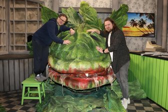 Kultmusical „Der kleine Horrorladen“ in Zwickau: Wie zwei Darsteller eine blutrünstige Monsterpflanze zum Leben erwecken - Patrick Jech (l.) und Ruud van Overdijk sind die Darsteller hinter „Audrey Zwo“ in „Der kleine Horrorladen“ am Theater Plauen-Zwickau.
