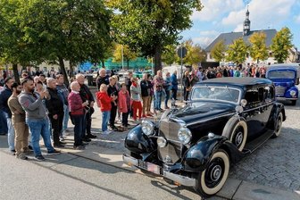 Kultrennserie "Marienberger Dreieck" nach jahrelanger Pause zurück - Beim Start auf die historische Route des Marienberger Dreiecks säumten hunderte Interessierte die Straßenränder. Neben Motorrädern waren auch alte Autos am Start.