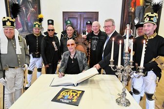 Kultrocker treffen auf Bergleute: So rockt City das Rathaus in Freiberg - Die Band City, hier Sänger Toni Krahl, durfte sich am Samstag im Freiberger Rathaus in das Silberne Buch der Stadt eintragen.