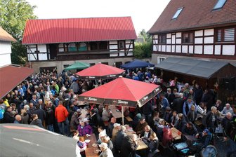 Kultscheune in Lauterbach lädt zum musikalischen Sau-Duell ein - Beim Sauduell in Lauterbach fällt meist kein Apfel zur Erde, so viele Besucher warten auf das Urteil der Jury.