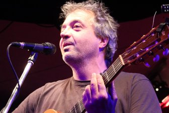 Kultur an der Schiene: Götz Widmann kommt zur Erzbahn - Immer ein leichtes Schmunzeln auf den Lippen. Götz Widmann bei einem Auftritt im Malzhaus Plauen.