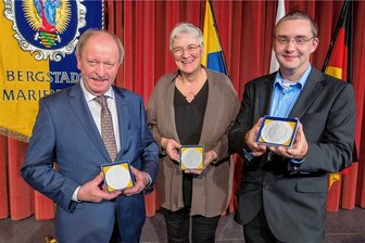 Kultur, Handwerk, Sport: Das sind die drei Preisträger der höchsten Auszeichnung Marienbergs - Schnitzer Wolfgang Blasius, Kulturschaffende Constanze Ulbricht und HSV-Präsident Thomas Ehnert (v. l.) - stellvertretend für die Marienberger Handballer - sind mit der höchsten Auszeichnung der Bergstadt, der Ehrenplakette in Weiß, ausgezeichnet worden.