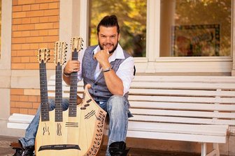 Kultur hoch dreißig: Auerbachs Nicolaikirche feiert ein Jubiläum - Vincente Patiz wird mit seiner Dreihals-Gitarre am 2. Dezember zu Gast im Kulturtempel sein. Das Konzert des Musikers ist einer von vielen regelmäßigen Veranstaltungshöhepunkten.