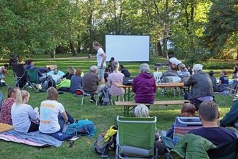 Kultur im Schlobigpark und auf dem Hauptmarkt - Der Schlobigpark, hier beim Freilichtkino 2020, soll beim Fest "Sommerfreude Zwickau" Hauptveranstaltungsort sein. 
