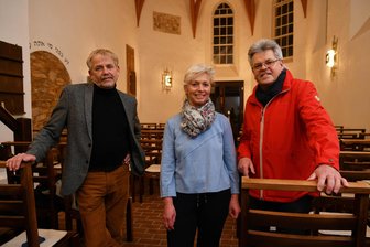 Kultur in der Kapelle in Wiederau lockt Besucher aus ganz Sachsen an: „Die Abende berühren die Menschen“ - Haben ein feines Gespür für die Gäste von „Kultur in der Kapelle“ in Wiederau: Pfarrer Traugott Fehlberg, Heike Merkel und Bernd Merkel (v. l.).