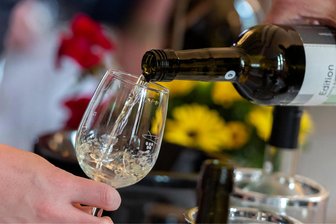 Kultur in der Kapelle in Wiederau: Winzer Franz Ahnert berichtet von seiner Arbeit und bringt Kostproben mit - Bei „Kultur in der Kapelle“ geht es am Freitag um Wein. Winzer Franz Ahnert ist zu Gast in Wiederau.
