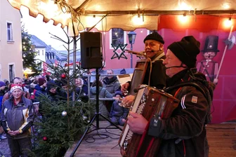Kultur, Kunsthandwerk und ein zwei Meter langer Stollen: Andrang auf Augustusburger Männelmarkt - Für musikalische Unterhaltung sorgte unter anderem das Musikduo Zwio Scandali, dem am Sonntagnachmittag die Bühne gehörte.