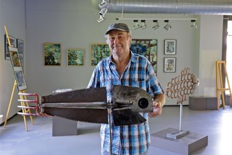 Kultur.Palais Lichtenstein: Vom klassischen Ölbild bis zur Schrottskulptur - Die Idee zur gemeinsamen Ausstellung hatte Ulrich Berthold aus Gersdorf. Seine Arbeiten bringen den Betrachter gelegentlich zum Schmunzeln, wie bei dieser Schrottskulptur eines Sägefisches.