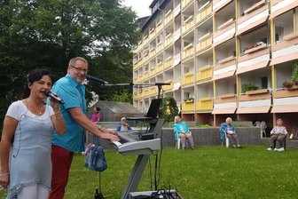 Kultur trotz Abstandsregeln: Reichenbacher Duo gibt Balkonkonzert für Senioren - Das Reichenbacher Duo Sound Express hat am Sonntag ein Balkonkonzert in Plauen gegeben.