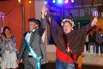 Kultur- und Jugendverein beschert Dittmannsdorf ein Prinzenpaar - Neben Weinprinzessin Susann Weber wurde beim 1. Weinfest auch Giovanni Schmieder gekürt, sodass Dittmannsdorf nun wieder über ein echtes Prinzenpaar verfügt.