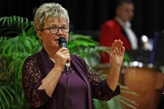 Kultur- und Sporthalle statt Schloss Bellevue: Neujahrsempfang in Bernsdorf ist eine lokale Tradition mit Charme - Bürgermeisterin Roswitha Müller hat beim Neujahrsempfang in Bernsdorf auf Erfolge des vergangenen Jahres zurückgeblickt und einen Ausblick auf die nächsten Monate gegeben. In Bezug auf die anstehende Wahl des Gemeinderates hat Müller klare Worte gefunden.