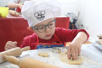 Kultur- und Traditionsverein Grünberg backt Plätzchen mit Kindern - Ignacio Sittel war einer der 20 fleißigen Plätzchenbäcker in der ehemaligen Schule von Grünberg.