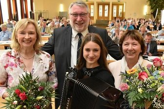 Kulturchefin verabschiedet - Nachfolgerin stellt sich vor - Christine Klecker (r.) bei der Verabschiedung durch Landrat Matthias Damm (M.) mit Nachfolgerin Kathrin Hillig (l.). Die Siegerin des Wettbewerbs "Jugend musiziert", Sophie Fischer, sorgte für den musikalischen Rahmen.