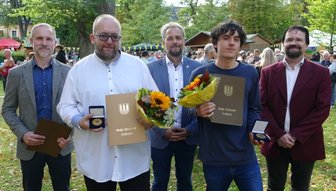 Kulturelles Engagement mit Medaillen gewürdigt - Laudator Nico Lautenschläger, Hobby-Historiker Carsten Beier, Bürgermeister Arne Sigmund, Julian Schreiter und Kreismusikschulleiter Thomas Haubold kurz nach dem Überreichen der Bürgermedaillen.