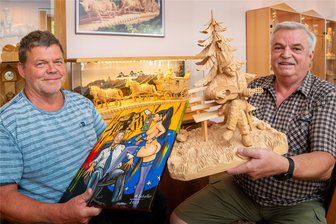 Kulturelles Zentrum in Rothenthal: Ausstellung zeigt Raritäten zum Jubiläum - Hannes Schaller und Volker Ulbricht (v. l.) zeigen zur Jubiläumsausstellung ihre künstlerischen Arbeiten.