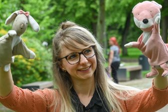 "Kulturerwachen" findet an drei Orten sein Publikum - Puppenspielerin Jennifer Hermsdorf sorgte gemeinsam mit Hase und für eine Geschichte beim Kulturerwachen.