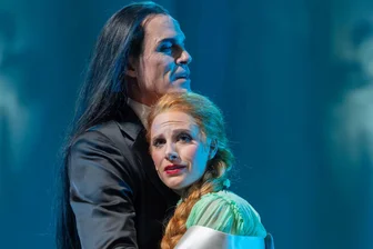 „Kulturfreunde freuen sich über den Austausch mit Theaterfans aus Freiberg“: Clausthal-Zellerfelder zu Gast - Clausthal-Zellerfelder sehen Alexander Donesch als Dracula und Anna Burger als Mina.