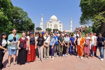 Kulturgeschockt: Schüler aus dem Erzgebirge erleben in Indien das Abenteuer ihres Lebens - Schüler des Marienberger Gymnasiums vor dem Taj Mahal nahe der indischen Stadt Accra.