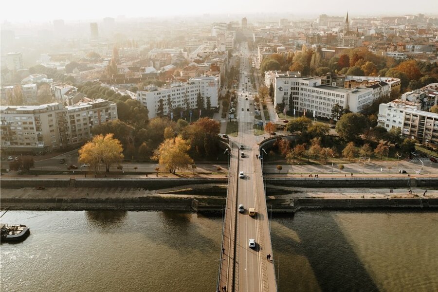 Kulturhauptstadt 2022: Novi Sad als Brückenbauer - Novi Sad in Serbien liegt an der Donau und gehört zu den drei aktuellen Kulturhauptstädten Europas. Brücken zu bauen ist auch der Kern der Botschaft der serbischen Stadt. 