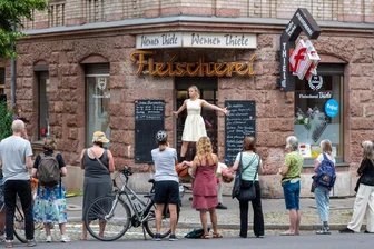 Kulturhauptstadt 2025: Sind wir jetzt fertsch damit in Chemnitz? Sind wir nicht! - Selbst vor der Fleischerei wurde im Kulturhauptstadtjahr getanzt.