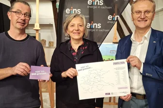 Kulturhauptstadt 2025: Stadt Oederan reicht das erste Projekt ein - Roland Warner, Vorsitzender der eins- Geschäftsführung, Romy Brock vom Regionalmanagement sowie Rolf Büttner, Leiter der Volkskunstschule Oederan (v. r.), freuen sich auf ein spannendes Kulturhauptstadtjahr 2025.