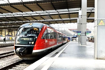 Kulturhauptstadt: Am Eröffnungstag fahren zusätzliche Züge und Busse zwischen Olbernhau und Chemnitz - Ausfahrt einer Regionalbahn nach Olbernhau-Grünthal aus dem Chemnitzer Hauptbahnhof.